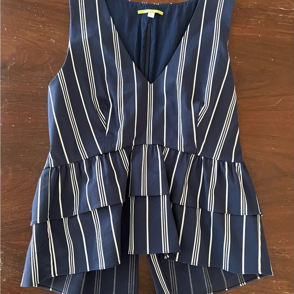 Gianni Bini V-Neck Tiered Ruffled Top | size 8 - Picture 13 of 13